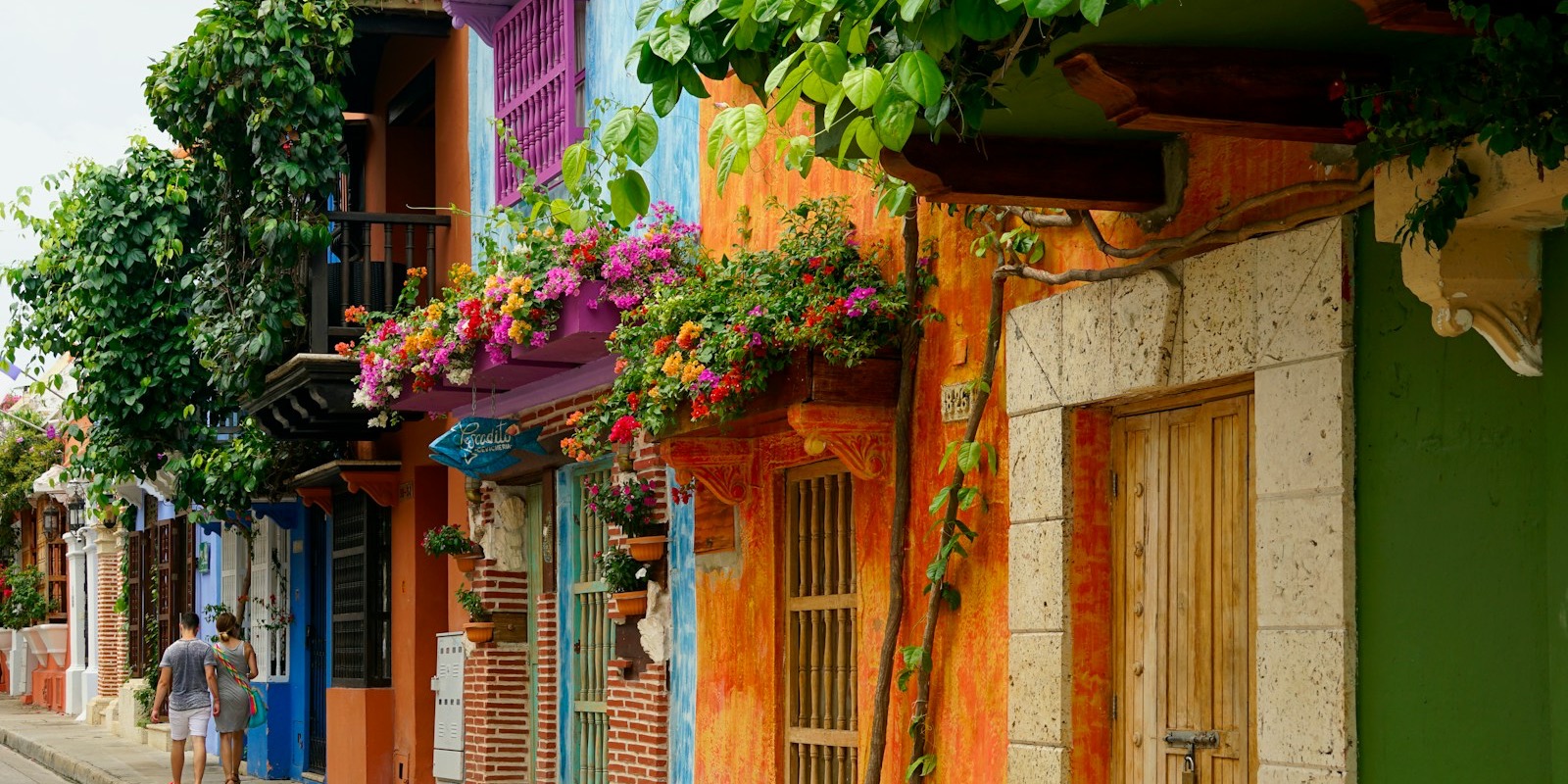 Balcones y fachadas coloridas con flores en una calle del centro histórico de Cartagena, Colombia